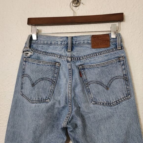 Levi's Wedgie Fit Button Fly Jeans Women's Size 26 Light Wash Cut Off Hem - Picture 2 of 7